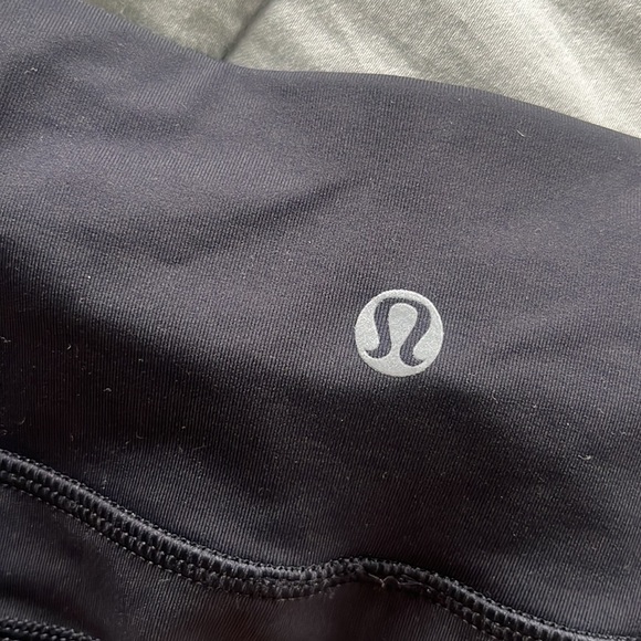 LULULEMON BLACK CAPRIS - Picture 4 of 6